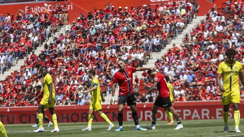 Muriqi consuela a Samu Costa durante el Mallorca-Villarreal, en Son Moix.